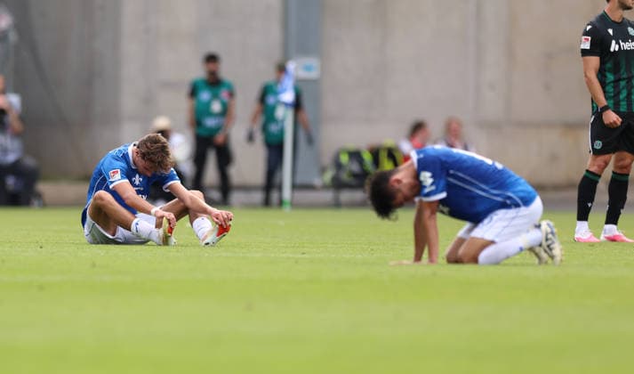 30.08.2026, Fussball 2. Bundesliga, SV Darmstadt 98 - Hannover 96, v.l., Darmstadt-Spieler enttaeuscht, enttaeuscht schauend, dissapointed, traurig, frustiert, frust, gefrustet, frustrated DFL DFB REGULATIONS PROHIBIT ANY USE OF PHOTOGRAPHS AS IMAGE SEQUENCES AND OR QUASI-VIDEO. xdcx *** August 30, 2026, Soccer 2. Bundesliga, SV Darmstadt 98 vs. Hannover 96, from left, Darmstadt player disappointed, looking disappointed, disappointed, sad, frustrated, frustration, frustrated, frustrated DFL DFB REGULATIONS PROHIBIT ANY USE OF PHOTOGRAPHS AS IMAGE SEQUENCES AND OR QUASI-VIDEO xdcx Copyright: HMBxMedia Claus