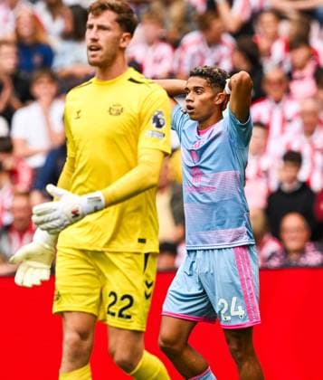 Joshua King of Fulham shoots just over Goalkeeper Robin Roefs of Sunderland s goal Sunderland v Fulham, Premier League Football, Football, Stadium of Light, Sunderland, UK - 30 Aug 2026Sunderland Stadium of Light United Kingdom EDITORIAL USE ONLY No use with unauthorised audio, video, data, fixture lists, club league logos or live services. Online in-match use limited to 120 images, no video emulation. No use in betting, games or single club league player publications. Copyright: xGreigxCowie Shutterstockx 17119085bw
