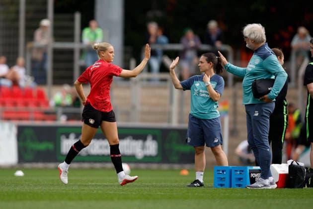 Fußball I Frauen I Bundesliga I Saison 2026-2027 I 2. Spieltag I Bayer 04 Leverkusen - VfL Wolfsburg I 30.08.2026 Cornelia Kramer (7, Bayer 04 Leverkusen) kommt aus der Kabine und wärmt sich auf. Leverkusen Ulrich-Haberland-Stadion Niedersachsen Deutschland *** Soccer I Women s I Bundesliga I 2026–2027 Season I Matchday 2 I Bayer 04 Leverkusen vs. VfL Wolfsburg I August 30, 2026 Cornelia Kramer 7, Bayer 04 Leverkusen comes out of the locker room and warms up at the Ulrich Haberland Stadium in Leverkusen, Lower Saxony, Germany Copyright: xLobeca CedricxSiefkerx