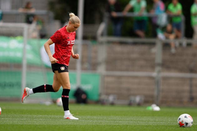 Fußball I Frauen I Bundesliga I Saison 2026-2027 I 2. Spieltag I Bayer 04 Leverkusen - VfL Wolfsburg I 30.08.2026 Cornelia Kramer (7, Bayer 04 Leverkusen) kommt aus der Kabine und wärmt sich auf. Freisteller, Nahaufnahme, Porträt, Portrait, Einzelfoto, Einzelbild, Körper Leverkusen Ulrich-Haberland-Stadion Niedersachsen Deutschland *** Soccer I Women s I Bundesliga I 2026–2027 Season I Matchday 2 I Bayer 04 Leverkusen vs. VfL Wolfsburg I August 30, 2026 Cornelia Kramer 7, Bayer 04 Leverkusen comes out of the locker room and warms up; wide shot, close-up, portrait, individual photo, single frame, body; Leverkusen, Ulrich Haberland Stadium, Lower Saxony, Germany Copyright: xLobeca CedricxSiefkerx