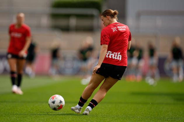 Fußball I Frauen I Bundesliga I Saison 2026-2027 I 2. Spieltag I Bayer 04 Leverkusen - VfL Wolfsburg I 30.08.2026 Justine Brandau (8, Bayer 04 Leverkusen) wärmt sich auf und passt den Ball. Freisteller, Nahaufnahme, Porträt, Portrait, Einzelfoto, Einzelbild, Körper Leverkusen Ulrich-Haberland-Stadion Niedersachsen Deutschland *** Soccer Women Bundesliga 2026–2027 Season Matchday 2 Bayer 04 Leverkusen vs. VfL Wolfsburg August 30, 2026 Justine Brandau 8, Bayer 04 Leverkusen warms up and passes the ball; free kick, close-up, portrait, individual photo, single image, body; Leverkusen, Ulrich Haberland Stadium, Lower Saxony, Germany Copyright: xLobeca CedricxSiefkerx