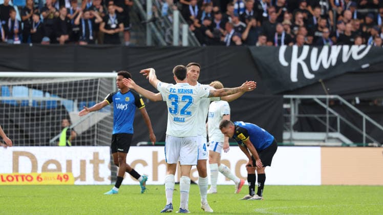 30.08.2026, xrekx, Fussball 3.Liga, 1.FC Saarbruecken - Hansa Rostock v.l. Niklas Kölle Koelle (FC Hansa Rostock) Kenan Fatkic (FC Hansa Rostock) Mannschaft, Spieler, jubeln nach Spielende, Team, Player, celebrate at the end of the match Saarbruecken