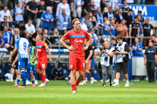 Fußball I Herren I Saison 2026-2027 I 2. Bundesliga I 3. Spieltag I 1. FC Magdeburg - Holstein Kiel I 30.08.2026 Jonas Torrissen Therkelsen (10, Holstein Kiel) enttäuscht nach der Niederlage Freisteller, Nahaufnahme, Porträt, Portrait, Einzelfoto, Einzelbild, Körper Magdeburg Avnet Arena (Heinz-Krügel-Platz 1) Sachsen-Anhalt Deutschland *** Soccer I Men I 2026–2027 Season I 2. Bundesliga I Matchday 3 I 1. FC Magdeburg vs. Holstein Kiel I August 30, 2026 Jonas Torrissen Therkelsen 10, Holstein Kiel disappointed after the loss; cutout, close-up, portrait, individual photo, single image, body; Magdeburg, Avnet Arena, Heinz Krügel Field, 1st Place, Saxony-Anhalt, Germany Copyright: xLobeca InesxHähnelx