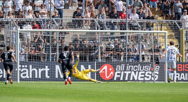 Michael Eberwein (TSV 1860 Muenchen, 13) verwandelt einen Foulelfmeter zum Tor zum 1:0 gegen Leopold Leimeister (Torwart, TSV 1882 Landsberg, 01) GER, TSV 1860 Muenchen vs. TSV Landsberg 1882, Fussball, Regionalliga Bayern, 6. Spieltag, Saison 2026 2027, 30.08.2026. (DFL DFB REGULATIONS PROHIBIT ANY USE OF PHOTOGRAPHS as IMAGE SEQUENCES and or QUASI-VIDEO). Foto: HMB Media Heike Feiner Copyright: HMBxMedia HeikexFeiner