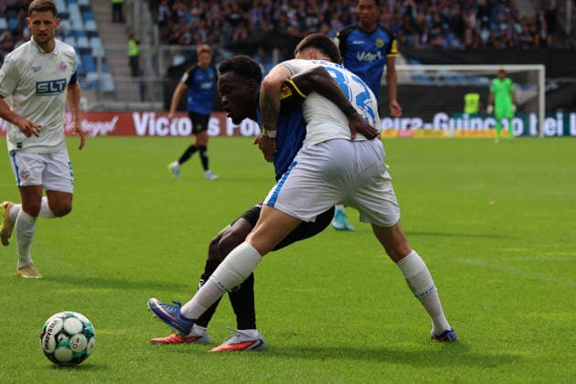 30.08.2026, Fussball, Herren, 3. Liga, Saison 2026 2027, 1. FC Saarbrücken - FC Hansa Rostock, Niklas Kölle (Hansa Rostock), Abdenego Nankishi (1. FC Saarbrücken) Saarbrücken Ludwigsparkstadion Saarland Deutschland (DEU) Copyright: xSebastianxBachx