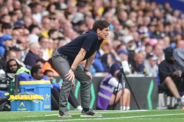 Premier League: Leeds United v Brentford Keith Andrews manager of Brentford crouches as he looks on during the Premier League match Leeds United vs Brentford at Elland Road, Leeds, United Kingdom on 30 August 2026 (Photo by Mark Cosgrove News Images) Leeds Elland Road West Yorkshire United Kingdom Copyright: xMarkxCosgrove NewsxImagesx