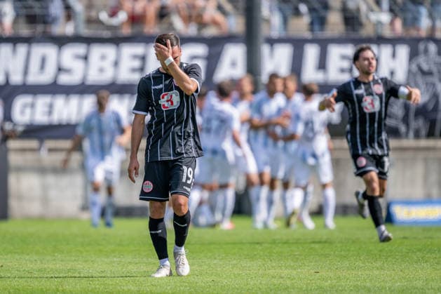Furkan Kircicek (TSV 1882 Landsberg, 19) ist bedient, waehrend im Hintergrund die Loewen das Tor zum 1:0 bejubeln GER, TSV 1860 Muenchen vs. TSV Landsberg 1882, Fussball, Regionalliga Bayern, 6. Spieltag, Saison 2026 2027, 30.08.2026. (DFL DFB REGULATIONS PROHIBIT ANY USE OF PHOTOGRAPHS as IMAGE SEQUENCES and or QUASI-VIDEO). Foto: HMB Media Heike Feiner Copyright: HMBxMedia HeikexFeiner