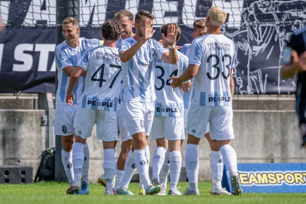 Die Muenchner bejubel mit Michael Eberwein (TSV 1860 Muenchen, 13) dessen Tor zum 1:0 per Foulelfmeter GER, TSV 1860 Muenchen vs. TSV Landsberg 1882, Fussball, Regionalliga Bayern, 6. Spieltag, Saison 2026 2027, 30.08.2026. (DFL DFB REGULATIONS PROHIBIT ANY USE OF PHOTOGRAPHS as IMAGE SEQUENCES and or QUASI-VIDEO). Foto: HMB Media Heike Feiner Copyright: HMBxMedia HeikexFeiner