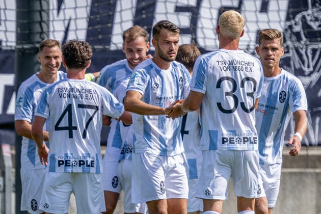 Die Muenchner bejubel mit Michael Eberwein (TSV 1860 Muenchen, 13) dessen Tor zum 1:0 per Foulelfmeter GER, TSV 1860 Muenchen vs. TSV Landsberg 1882, Fussball, Regionalliga Bayern, 6. Spieltag, Saison 2026 2027, 30.08.2026. (DFL DFB REGULATIONS PROHIBIT ANY USE OF PHOTOGRAPHS as IMAGE SEQUENCES and or QUASI-VIDEO). Foto: HMB Media Heike Feiner Copyright: HMBxMedia HeikexFeiner