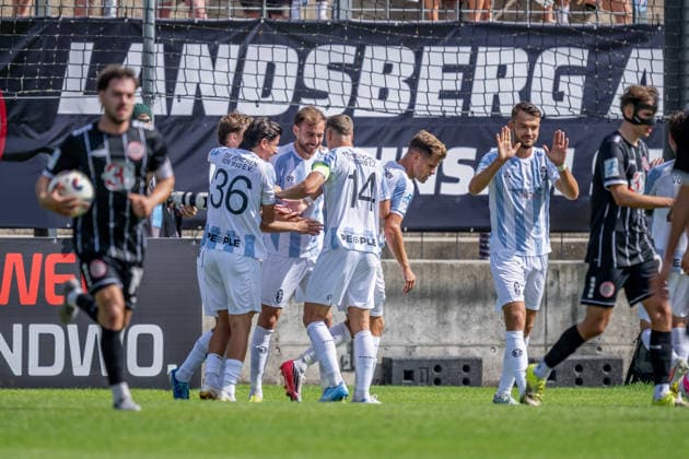 Die Muenchner bejubel mit Michael Eberwein (TSV 1860 Muenchen, 13) dessen Tor zum 1:0 per Foulelfmeter GER, TSV 1860 Muenchen vs. TSV Landsberg 1882, Fussball, Regionalliga Bayern, 6. Spieltag, Saison 2026 2027, 30.08.2026. (DFL DFB REGULATIONS PROHIBIT ANY USE OF PHOTOGRAPHS as IMAGE SEQUENCES and or QUASI-VIDEO). Foto: HMB Media Heike Feiner Copyright: HMBxMedia HeikexFeiner