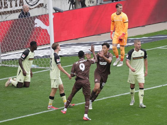 Torjubel 1-2 Anschluss durch 9 Abdoulie Ceesay (St.Pauli) Fussball, 2.Liga, Saison 2026-2027 Herren, FC St.Pauli gegen 1.FC kaiserslautern DFL REGULATIONS PROHIBIT ANY USE OF PHOTOGRAPHS AS IMAGE SEQUENCES AND OR QUASI-VIDEO. *** Goal Celebration 1 2, followed by 9 Abdoulie Ceesay, St. Pauli Soccer, 2nd Division, 2026–2027 Men’s Season, FC St. Pauli vs. 1. FC Kaiserslautern. DFL regulations prohibit any use of photographs as image sequences and or quasi-video.
