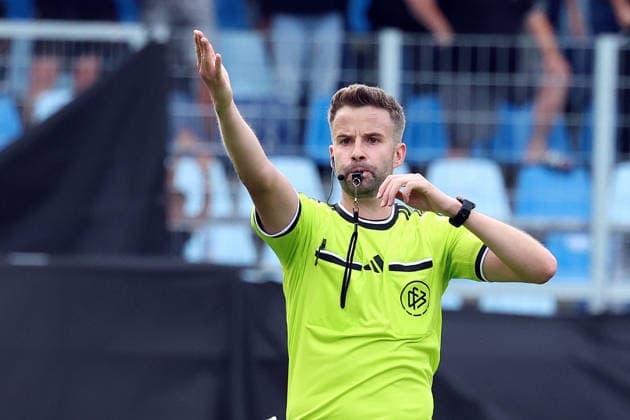 30.08.2026, xrekx, Fussball 3.Liga, 1.FC Saarbruecken - Hansa Rostock v.l. Schiedsrichter Referee Michael Bacher Saarbruecken
