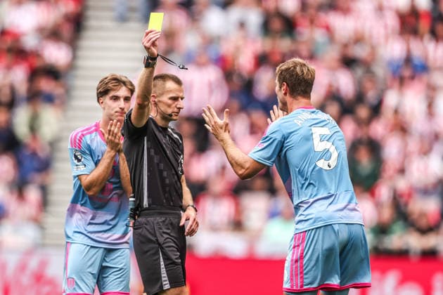 Premier League: Sunderland v Fulham Referee Michael Salisbury gives a yellow card to Joachim Andersen of Fulham during the Premier League match Sunderland vs Fulham at Stadium Of Light, Sunderland, United Kingdom on 30 August 2026 (Photo by Alfie Cosgrove News Images) Sunderland Stadium Of Light Tyne and Wear United Kingdom Copyright: xAlfiexCosgrove NewsxImagesx