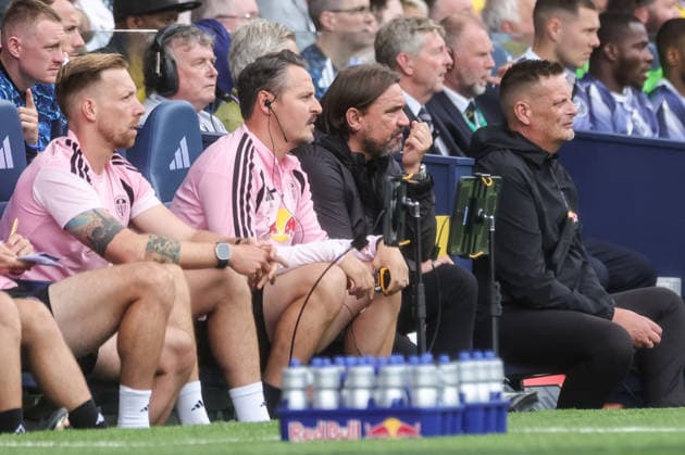 Premier League: Leeds United v Brentford Daniel Farke manager of Leeds United looks on from the bench during the Premier League match Leeds United vs Brentford at Elland Road, Leeds, United Kingdom on 30 August 2026 (Photo by Mark Cosgrove News Images) Leeds Elland Road West Yorkshire United Kingdom Copyright: xMarkxCosgrove NewsxImagesx