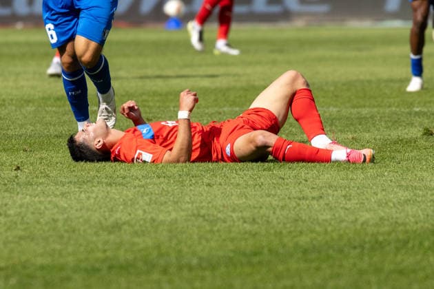 Deutschland: 2.Bundesliga, Saison 2026 2027, 30.08.2026, 3. Spieltag, 1.FC Magdeburg vs Holstein Kiel, Avnet Arena : Guillermo Balzi (Holstein Kiel, 8) verletzt am Boden *** Germany 2. Bundesliga, 2026–2027 Season, August 30, 2026, Matchday 3, 1. FC Magdeburg vs. Holstein Kiel, Avnet Arena Guillermo Balzi Holstein Kiel, 8 injured on the field Copyright: xMichellexLukax