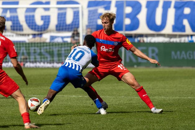 Deutschland: 2.Bundesliga, Saison 2026 2027, 30.08.2026, 3. Spieltag, 1.FC Magdeburg vs Holstein Kiel, Avnet Arena : Moritz-Broni Kwarteng (1.FC Magdeburg, 10) im Zweikampf gegen Kasper Davidsen (Holstein Kiel, 15) *** Germany 2. Bundesliga, 2026–2027 Season, August 30, 2026, Matchday 3, 1. FC Magdeburg vs. Holstein Kiel, Avnet Arena: Moritz Broni Kwarteng (1. FC Magdeburg, No. 10) in a tackle against Kasper Davidsen (Holstein Kiel, No. 15) Copyright: xMichellexLukax