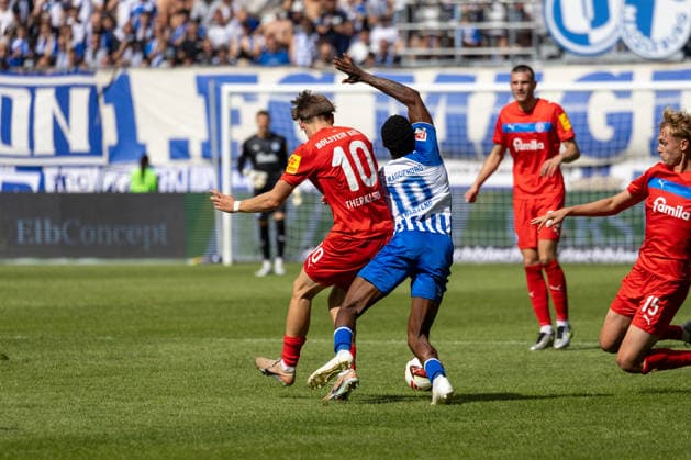 Deutschland: 2.Bundesliga, Saison 2026 2027, 30.08.2026, 3. Spieltag, 1.FC Magdeburg vs Holstein Kiel, Avnet Arena : Moritz-Broni Kwarteng (1.FC Magdeburg, 10) im Zweikampf gegen Jonas Therkelsen (Holstein Kiel, 10) *** Germany 2. Bundesliga, 2026–2027 Season, August 30, 2026, Matchday 3, 1. FC Magdeburg vs. Holstein Kiel, Avnet Arena: Moritz Broni Kwarteng (1. FC Magdeburg, No. 10) in a tackle against Jonas Therkelsen (Holstein Kiel, No. 10) Copyright: xMichellexLukax