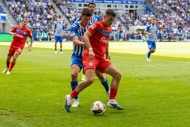 Deutschland: 2.Bundesliga, Saison 2026 2027, 30.08.2026, 3. Spieltag, 1.FC Magdeburg vs Holstein Kiel, Avnet Arena : Tobias Mueller (1.FC Magdeburg, 5) im Zweikampf gegen Adrian Kapralik (Holstein Kiel, 20) *** Germany 2. Bundesliga, 2026–2027 Season, August 30, 2026, Matchday 3, 1. FC Magdeburg vs. Holstein Kiel, Avnet Arena: Tobias Mueller of 1. FC Magdeburg, No. 5, in a tackle against Adrian Kapralik of Holstein Kiel, No. 20 Copyright: xMichellexLukax