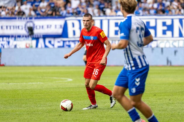 Deutschland: 2.Bundesliga, Saison 2026 2027, 30.08.2026, 3. Spieltag, 1.FC Magdeburg vs Holstein Kiel, Avnet Arena : David Zec (Holstein Kiel, 26) am Ball *** Germany 2. Bundesliga, 2026–2027 Season, August 30, 2026, Matchday 3, 1. FC Magdeburg vs. Holstein Kiel, Avnet Arena, David Zec (Holstein Kiel), 26 on the ball Copyright: xMichellexLukax