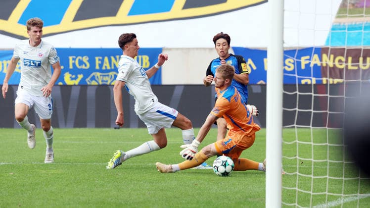 30.08.2026, xrekx, Fussball 3.Liga, 1.FC Saarbruecken - Hansa Rostock v.l. Torschuss zum 1:1 durch Seung-joon Lee (1.FC Saarbruecken) Luca Unbehaun (FC Hansa Rostock) Saarbruecken