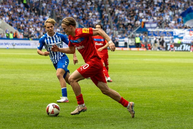 Deutschland: 2.Bundesliga, Saison 2026 2027, 30.08.2026, 3. Spieltag, 1.FC Magdeburg vs Holstein Kiel, Avnet Arena : Jonas Therkelsen (Holstein Kiel, 10) am Ball *** Germany 2. Bundesliga, 2026–2027 Season, August 30, 2026, Matchday 3, 1. FC Magdeburg vs. Holstein Kiel, Avnet Arena, Jonas Therkelsen (Holstein Kiel), 10 on the ball Copyright: xMichellexLukax