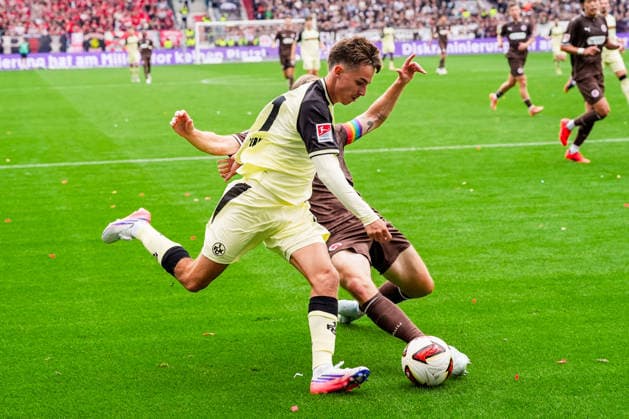 Deutschland: Fußball 2. Bundesliga 2026 27, 3. Spieltag FC St. Pauli vs 1. FC Kaiserslautern Millerntor-Stadion (Hamburg St. Pauli): Mario Sauer (1. FC Kaiserslautern, 21) im Zweikampf mit David Nemeth (FC St. Pauli, 4) *** Germany Soccer 2. Bundesliga 2026–27, Matchday 3: FC St. Pauli vs. 1. FC Kaiserslautern at Millerntor Stadium, Hamburg; St. Pauli s Mario Sauer and 1. FC Kaiserslautern s David Nemeth, No. 21, in a tackle; FC St. Pauli, No. 4 Copyright: xStefanxTrochax