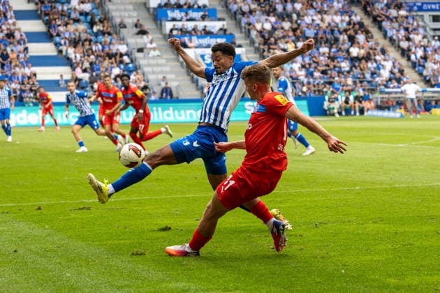 Deutschland: 2.Bundesliga, Saison 2026 2027, 30.08.2026, 3. Spieltag, 1.FC Magdeburg vs Holstein Kiel, Avnet Arena : Emmanuel Iyoha (1.FC Magdeburg, 8) im Zweikampf gegen Gyan de Regt (Holstein Kiel, 11) *** Germany 2. Bundesliga, 2026–2027 Season, August 30, 2026, Matchday 3, 1. FC Magdeburg vs. Holstein Kiel, Avnet Arena: Emmanuel Iyoha (1. FC Magdeburg, No. 8) in a tackle against Gyan de Regt (Holstein Kiel, No. 11) Copyright: xMichellexLukax