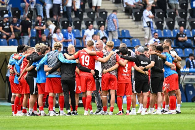 Fußball I Herren I Saison 2026-2027 I 2. Bundesliga I 3. Spieltag I 1. FC Magdeburg - Holstein Kiel I 30.08.2026 Tim Walter (Trainer, Holstein Kiel) spricht mitten im Mannschaftskreis zu seiner Mannschaft Magdeburg Avnet Arena (Heinz-Krügel-Platz 1) Sachsen-Anhalt Deutschland *** Soccer I Men s I 2026–2027 Season I 2. Bundesliga I Matchday 3 I 1. FC Magdeburg vs. Holstein Kiel I August 30, 2026 Tim Walter, Coach, Holstein Kiel addresses his team in the middle of the huddle at Magdeburg’s Avnet Arena, Heinz Krügel Field, 1st Place, Saxony-Anhalt, Germany Copyright: xLobeca InesxHähnelx