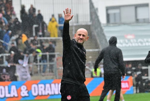 30.08.2026,GER Fußball, Männer, 2.BL, Spieltag 3, Saison 2026 2027, Hamburg, FC St. Pauli vs 1.FC Kaiserslautern Trainer Torsten Lieberknecht (Kaiserslautern) jubelt nach dem Spiel DFB DFL regulations prohibit any use of photographs as image sequences and or quasi-video) Hamburg Millerntorstadion Hamburg Deutschland *** August 30, 2026, German Soccer, Men, 2nd Division, Matchday 3, 2026–2027 Season, Hamburg, FC St. Pauli vs. 1. FC Kaiserslautern; Coach Torsten Lieberknecht; Kaiserslautern celebrates after the game; DFB and DFL regulations prohibit any use of photographs as image sequences and or quasi-video; Hamburg Millerntorstadion, Hamburg, Germany Copyright: xnordphotoxGmbH xWitkex