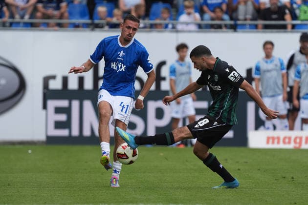 Lance Duijvestijn (SV Darmstadt 98) gegen Waniss Taibi (Hannover 96) - 30.08.2026 2. Bundesliga, Saison 26 27: SV Darmstadt 98 vs. Hannover 96, Stadion am Boellenfalltor, 3. Spieltag, emonline, emspor, *** Lance Duijvestijn (SV Darmstadt 98) vs. Waniss Taibi (Hannover 96), August 30, 2026, 2. Bundesliga, Season 26–27, SV Darmstadt 98 vs. Hannover 96, Stadion am Böllenfalltor, Matchday 3, emonline, emspor,