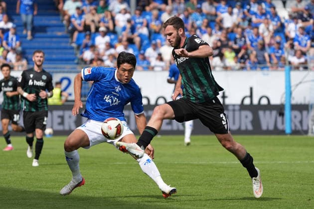 Boris Tomiak (Hannover 96) klärt gegen Ho-Jae Lee (SV Darmstadt 98) - 30.08.2026 2. Bundesliga, Saison 26 27: SV Darmstadt 98 vs. Hannover 96, Stadion am Boellenfalltor, 3. Spieltag, emonline, emspor, *** Boris Tomiak of Hannover 96 clears the ball against Ho Jae Lee of SV Darmstadt 98, August 30, 2026, 2. Bundesliga, Season 26-27, SV Darmstadt 98 vs. Hannover 96, Stadion am Boellenfalltor, Matchday 3, emonline, emspor,