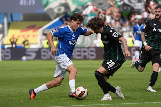 Manolo Merx (SV Darmstadt 98) gegen Kolja Oudenne (Hannover 96) - 30.08.2026 2. Bundesliga, Saison 26 27: SV Darmstadt 98 vs. Hannover 96, Stadion am Boellenfalltor, 3. Spieltag, emonline, emspor, *** Manolo Merx (SV Darmstadt 98) vs. Kolja Oudenne (Hannover 96), August 30, 2026, 2. Bundesliga, Season 26–27, SV Darmstadt 98 vs. Hannover 96, Stadion am Boellenfalltor, Matchday 3, emonline, emspor,