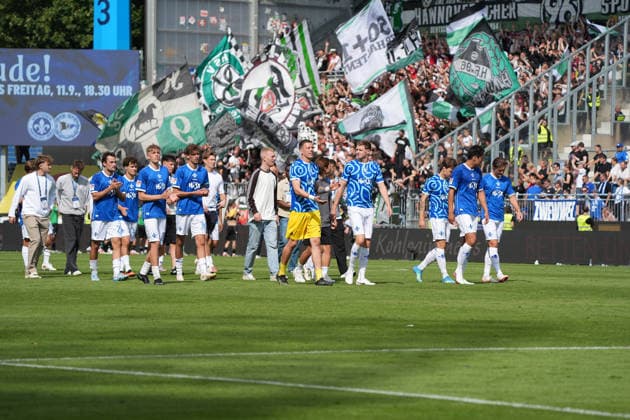 Darmstädter Spieler bedanken sich bei den Fans - 30.08.2026 2. Bundesliga, Saison 26 27: SV Darmstadt 98 vs. Hannover 96, Stadion am Boellenfalltor, 3. Spieltag, emonline, emspor, *** Darmstadt Players Thank the Fans August 30, 2026 2. Bundesliga, 2026–27 Season SV Darmstadt 98 vs. Hannover 96, Stadion am Boellenfalltor, Matchday 3, emonline, emspor,