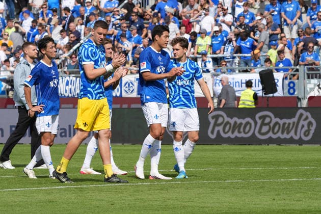 Darmstädter Spieler bedanken sich bei den Fans - 30.08.2026 2. Bundesliga, Saison 26 27: SV Darmstadt 98 vs. Hannover 96, Stadion am Boellenfalltor, 3. Spieltag, emonline, emspor, *** Darmstadt Players Thank the Fans August 30, 2026 2. Bundesliga, 2026–27 Season SV Darmstadt 98 vs. Hannover 96, Stadion am Boellenfalltor, Matchday 3, emonline, emspor,