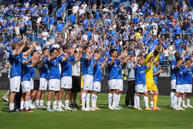 Darmstädter Spieler bedanken sich bei den Fans - 30.08.2026 2. Bundesliga, Saison 26 27: SV Darmstadt 98 vs. Hannover 96, Stadion am Boellenfalltor, 3. Spieltag, emonline, emspor, *** Darmstadt Players Thank the Fans August 30, 2026 2. Bundesliga, 2026–27 Season SV Darmstadt 98 vs. Hannover 96, Stadion am Boellenfalltor, Matchday 3, emonline, emspor,