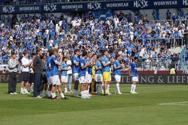 Darmstädter Spieler bedanken sich bei den Fans - 30.08.2026 2. Bundesliga, Saison 26 27: SV Darmstadt 98 vs. Hannover 96, Stadion am Boellenfalltor, 3. Spieltag, emonline, emspor, *** Darmstadt Players Thank the Fans August 30, 2026 2. Bundesliga, 2026–27 Season SV Darmstadt 98 vs. Hannover 96, Stadion am Boellenfalltor, Matchday 3, emonline, emspor,