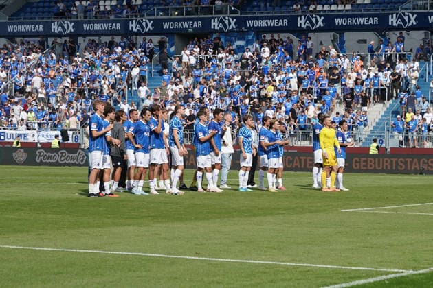 Darmstädter Spieler bedanken sich bei den Fans - 30.08.2026 2. Bundesliga, Saison 26 27: SV Darmstadt 98 vs. Hannover 96, Stadion am Boellenfalltor, 3. Spieltag, emonline, emspor, *** Darmstadt Players Thank the Fans August 30, 2026 2. Bundesliga, 2026–27 Season SV Darmstadt 98 vs. Hannover 96, Stadion am Boellenfalltor, Matchday 3, emonline, emspor,