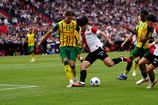 Eredivisie: Feyenoord Rotterdam v ADO Den Haag Rotterdam - Pascal Mulder of ADO Den Haag duels for the ball with Ayase Ueda of Feyenoord Rotterdam during the fourth competition round of the 2026 2027 Eredivisie season. The match is set between Feyenoord Rotterdam and ADO Den Haag at De Kuip on 30 August 2026 in Rotterdam, The Netherlands. (Hero Images Danny de Groot) Copyright: xDannyxdexGrootx