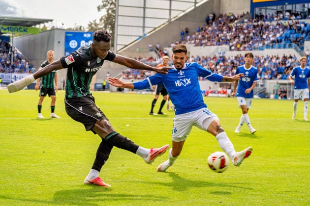 Spielszene, Offensivaktion, Hereingabe, Flanke, Pass, Passspiel, v.l. Mustapha Bundu (Hannover 96, 07), Raoul Petretta (SV Darmstadt 98, 18), GER, SV Darmstadt 98 vs. Hannover 96, Fussball, 2. Bundesliga, 3. Spieltag, Saison 2026 2027, 30.08.2026, DFL REGULATIONS PROHIBIT ANY USE OF PHOTOGRAPHS AS IMAGE SEQUENCES AND OR QUASI-VIDEO, GER, SV Darmstadt 98 vs. Hannover 96, Fussball, 2. Bundesliga, 3. Spieltag, Saison 2026 2027, 30.08.2026 Darmstadt *** Game scene, offensive play, cross, pass, passing play, from left: Mustapha Bundu (Hannover 96), 07, Raoul Petretta, SV Darmstadt 98, 18, GER, SV Darmstadt 98 vs. Hannover 96, soccer, 2. Bundesliga, Matchday 3, 2026–2027 season, August 30, 2026, DFL regulations prohibit any use of photographs as image sequences and or quasi-video, GER, SV Darmstadt 98 vs. Hannover 96, soccer, 2. Bundesliga, Matchday 3, 2026–2027 season, August 30, 2026, Darmstadt Copyright: xEibner-Pressefoto J-NxGroemlingx EP_JGG