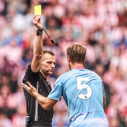 Premier League: Sunderland v Fulham Referee Michael Salisbury gives a yellow card to Joachim Andersen of Fulham during the Premier League match Sunderland vs Fulham at Stadium Of Light, Sunderland, United Kingdom on 30 August 2026 (Photo by Alfie Cosgrove News Images) Sunderland Stadium Of Light Tyne and Wear United Kingdom Copyright: xAlfiexCosgrove NewsxImagesx