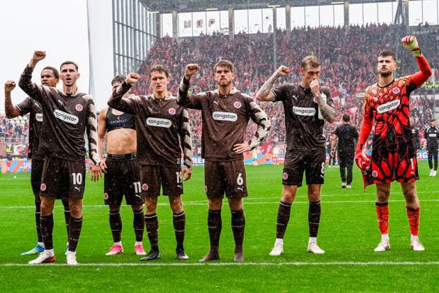 Deutschland: Fußball 2. Bundesliga 2026 27, 3. Spieltag FC St. Pauli vs 1. FC Kaiserslautern Millerntor-Stadion (Hamburg St. Pauli): Nach Niederlage vor Fankurve, Eric Smith (FC St. Pauli, 8), Marcus Mathisen (FC St. Pauli, 6), Ben Voll (FC St. Pauli, 1), Branimir Hrgota (FC St. Pauli, 10), Martijn Kaars (FC St. Pauli, 19), Erik Ahlstrand (FC St. Pauli, 14) *** Germany Soccer 2. Bundesliga 2026–27, Matchday 3: FC St. Pauli vs. 1. FC Kaiserslautern at Millerntor Stadium in Hamburg-St. Pauli Following a loss in front of the fan section: Eric Smith (FC St. Pauli), 8; Marcus Mathisen (FC St. Pauli), 6; Ben Voll (FC St. Pauli), 1, Branimir Hrgota (FC St. Pauli), 10, Martijn Kaars (FC St. Pauli), 19, Erik Ahlstrand (FC St. Pauli), 14 Copyright: xStefanxTrochax
