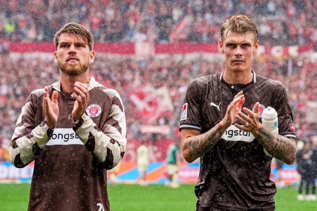 Deutschland: Fußball 2. Bundesliga 2026 27, 3. Spieltag FC St. Pauli vs 1. FC Kaiserslautern Millerntor-Stadion (Hamburg St. Pauli): Nach Niederlage vor Fankurve, Eric Smith (FC St. Pauli, 8), Marcus Mathisen (FC St. Pauli, 6) *** Germany Soccer 2. Bundesliga 2026–27, Matchday 3: FC St. Pauli vs. 1. FC Kaiserslautern at Millerntor Stadium, Hamburg, St. Pauli. After a loss in front of the fan section: Eric Smith (FC St. Pauli), 8; Marcus Mathisen (FC St. Pauli), 6 Copyright: xStefanxTrochax