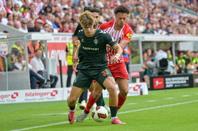 Mick Schmetgens (SV Werder Bremen, 33) am Ball vor Derry Scherhant (SC Freiburg, 07) GER, SC Freiburg vs Werder Bremen, Fussball, Bundesliga, 1. Spieltag, Saison 2026 2027, 30.08.2026 DFL DFB REGULATIONS PROHIBIT ANY USE OF PHOTOGRAPHS AS IMAGE SEQUENCES AND OR QUASI-VIDEO GER, SC Freiburg vs Werder Bremen, Fussball, Bundesliga, 1. Spieltag, Saison 2026 2027, 30.08.2026 Freiburg *** Mick Schmetgens of SV Werder Bremen, 33, with the ball in front of Derry Scherhant of SC Freiburg, 07 GER, SC Freiburg vs. Werder Bremen, Soccer, Bundesliga, Matchday 1, 2026–2027 Season, August 30, 2026 DFL DFB regulations prohibit any use of photographs as image sequences and or quasi-video GER, SC Freiburg vs. Werder Bremen, soccer, Bundesliga, Matchday 1, 2026–2027 season, August 30, 2026, Freiburg Copyright: xEibner-Pressefotox EP_THS