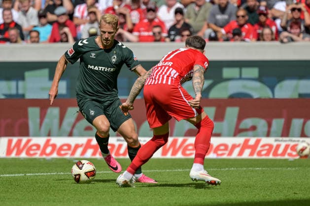 Marco Gruell (SV Werder Bremen, 17) am Ball vor Lukas Kuebler (SC Freiburg, 17) GER, SC Freiburg vs Werder Bremen, Fussball, Bundesliga, 1. Spieltag, Saison 2026 2027, 30.08.2026 DFL DFB REGULATIONS PROHIBIT ANY USE OF PHOTOGRAPHS AS IMAGE SEQUENCES AND OR QUASI-VIDEO GER, SC Freiburg vs Werder Bremen, Fussball, Bundesliga, 1. Spieltag, Saison 2026 2027, 30.08.2026 Freiburg *** Marco Gruell (SV Werder Bremen), No. 17, with the ball in front of Lukas Kuebler (SC Freiburg), No. 17, GER, SC Freiburg vs. Werder Bremen, Soccer, Bundesliga, Matchday 1, 2026–2027 Season, August 30, 2026 DFL DFB regulations prohibit any use of photographs as image sequences and or quasi-video GER, SC Freiburg vs. Werder Bremen, soccer, Bundesliga, Matchday 1, 2026–2027 season, August 30, 2026, Freiburg Copyright: xEibner-Pressefotox EP_THS