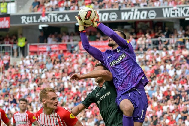 Mio Backhaus (SC Freiburg, 01) faengt den Ball vor Niclas Fuellkrug (SV Werder Bremen, 10) GER, SC Freiburg vs Werder Bremen, Fussball, Bundesliga, 1. Spieltag, Saison 2026 2027, 30.08.2026 DFL DFB REGULATIONS PROHIBIT ANY USE OF PHOTOGRAPHS AS IMAGE SEQUENCES AND OR QUASI-VIDEO GER, SC Freiburg vs Werder Bremen, Fussball, Bundesliga, 1. Spieltag, Saison 2026 2027, 30.08.2026 Freiburg *** Mio Backhaus (SC Freiburg), No. 01, intercepts the ball in front of Niclas Füllkrug (SV Werder Bremen), No. 10 GER; SC Freiburg vs. Werder Bremen, Soccer, Bundesliga, Matchday 1, 2026–2027 Season, August 30, 2026 DFL DFB regulations prohibit any use of photographs as image sequences and or quasi-video GER, SC Freiburg vs. Werder Bremen, soccer, Bundesliga, Matchday 1, 2026–2027 season, August 30, 2026, Freiburg Copyright: xEibner-Pressefotox EP_THS