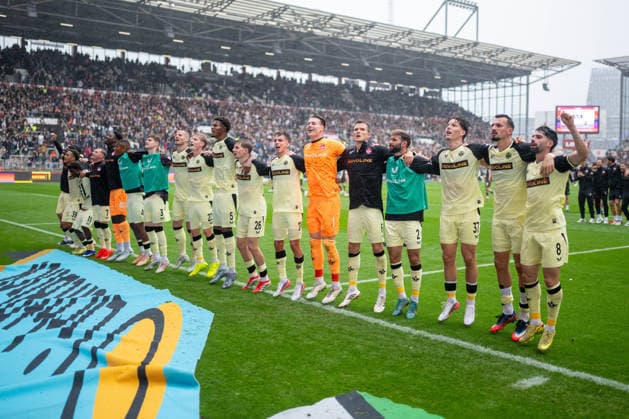 2. Bundesliga - FC St. Pauli - 1. FC Kaiserslautern am 30.08.2026 im Millerntor-Stadion in Hamburg Das Team des 1. FC Kaiserlautern jubelt nach dem Sieg auf St. Pauli. *** 2. Bundesliga: FC St. Pauli 1, FC Kaiserslautern on August 30, 2026, at Millerntor Stadium in Hamburg. The FC Kaiserslautern team celebrates after their victory over St. Pauli. MT
