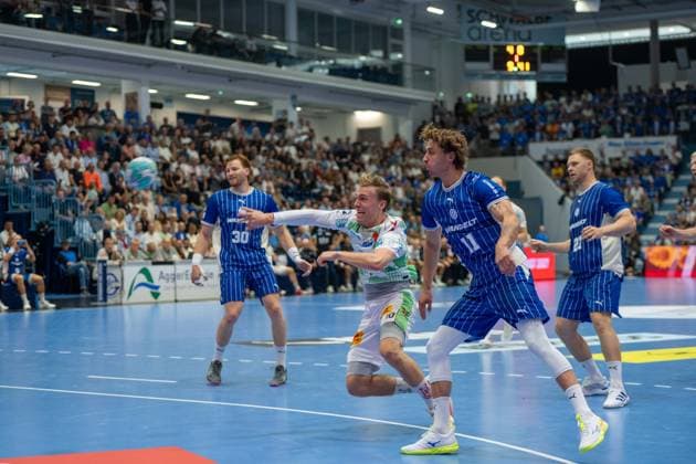 Mathis Haeseler, Aussen, (VfL Gummersbach 11), Gisli Kristjansson, Rueckraum, (SC Magdeburg 10),VfL Gummersbach vs. SC Magdeburg, Opel Handball Bundesliga, Herren , 1. Spieltag, 30.08.2026 Gummersbach NRW Deutschland