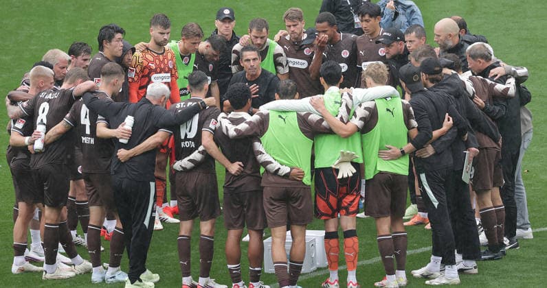Ansprache, Redebedarf Trainer Marcel Rapp (St.Pauli) im Mannschaftskreis Fussball, 2.Liga, Saison 2026-2027 Herren, FC St.Pauli gegen 1.FC kaiserslautern, 1-2 DFL REGULATIONS PROHIBIT ANY USE OF PHOTOGRAPHS AS IMAGE SEQUENCES AND OR QUASI-VIDEO. *** Speech by Coach Marcel Rapp of St. Pauli to the team in a huddle—Soccer, 2nd Division, 2026–2027 Men s Season, FC St. Pauli vs. 1. FC Kaiserslautern, 1–2. DFL regulations prohibit any use of photographs as image sequences and or quasi-video.