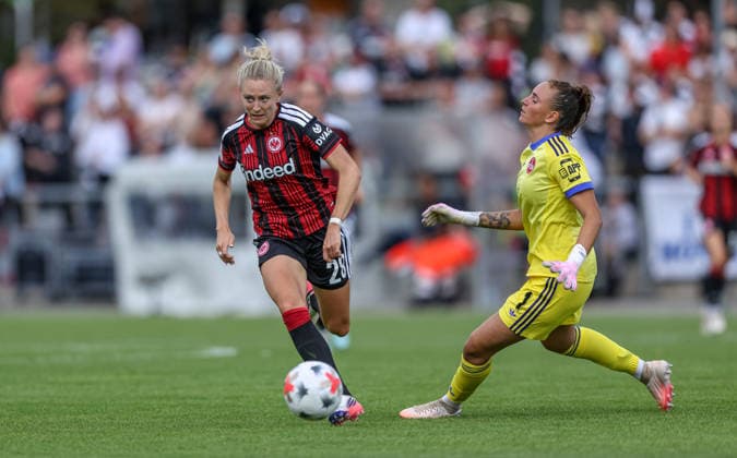 GER, Frankfurt, Eintracht Frankfurt vs 1. FC Nürnberg, Google Pixel Frauen Bundesliga, Fussball, DFB, Spielzeit 2026 2027, Stadion am Brentanobad, 2. Spieltag im Bild v.l.: Rebecka Blomqvist (Eintracht Frankfurt Frauen 28), umkurvt Lourdes Romero (FC Nürnberg Frauen 1), aber vergibt die große Chance auf das Tor und den Ausgleich und verfehlt das leere Tor DFB DFL REGULATIONS PROHIBIT ANY USE OF PHOTOGRAPHS AS IMAGE SEQUENCES AND OR QUASI-VIDEO, 30.08.2026 *** GER, Frankfurt, Eintracht Frankfurt vs. 1 FC Nürnberg, Google Pixel Women s Bundesliga, Soccer, DFB, 2026–2027 Season, Stadion am Brentanobad, Matchday 2 in pictures: from left, Rebecka Blomqvist (Eintracht Frankfurt Women, 28) dribbles past Lourdes Romero (FC Nürnberg Women, 1), but misses the big chance to score and tie the game, shooting wide of the empty net. DFB DFL REGULATIONS PROHIBIT ANY USE OF PHOTOGRAPHS AS IMAGE SEQUENCES AND OR QUASI-VIDEO, August 30, 2026 Copyright: HMBxMedia HendrikxHamelau