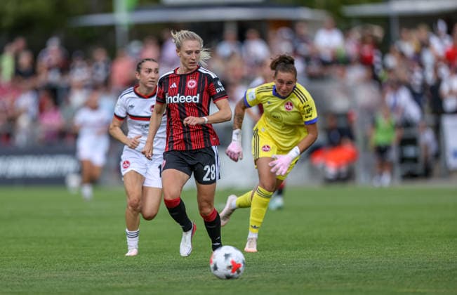 GER, Frankfurt, Eintracht Frankfurt vs 1. FC Nürnberg, Google Pixel Frauen Bundesliga, Fussball, DFB, Spielzeit 2026 2027, Stadion am Brentanobad, 2. Spieltag im Bild v.l.: Rebecka Blomqvist (Eintracht Frankfurt Frauen 28), umkurvt Lourdes Romero (FC Nürnberg Frauen 1), aber vergibt die große Chance auf das Tor und den Ausgleich und verfehlt das leere Tor DFB DFL REGULATIONS PROHIBIT ANY USE OF PHOTOGRAPHS AS IMAGE SEQUENCES AND OR QUASI-VIDEO, 30.08.2026 *** GER, Frankfurt, Eintracht Frankfurt vs. 1 FC Nürnberg, Google Pixel Women s Bundesliga, Soccer, DFB, 2026–2027 Season, Stadion am Brentanobad, Matchday 2 in pictures: from left, Rebecka Blomqvist (Eintracht Frankfurt Women, 28) dribbles past Lourdes Romero (FC Nürnberg Women, 1), but misses the big chance to score and tie the game, shooting wide of the empty net. DFB DFL REGULATIONS PROHIBIT ANY USE OF PHOTOGRAPHS AS IMAGE SEQUENCES AND OR QUASI-VIDEO, August 30, 2026 Copyright: HMBxMedia HendrikxHamelau